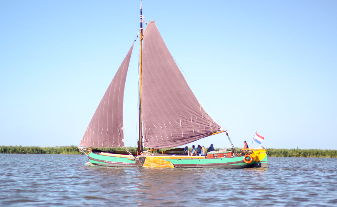 Seitenansicht der Twee Gebroeders unter Segeln auf dem Wasser