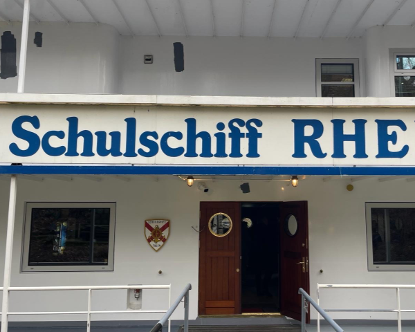 Der Eingang des Schulschiffes Rhein
