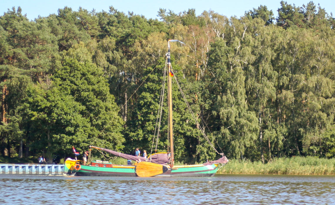 Die Twee Gebroeders fahrend auf dem Wasser
