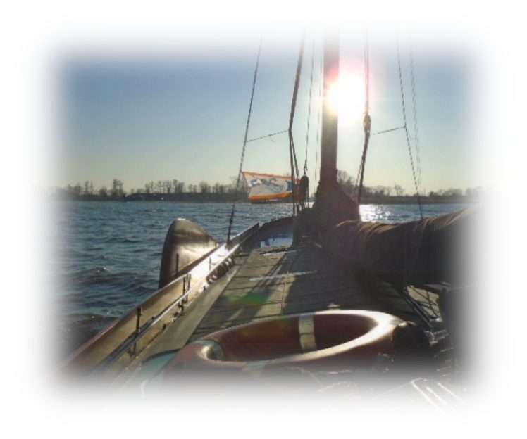 Auf dem Deck der Twee Gebroeders im Sonnenschein
