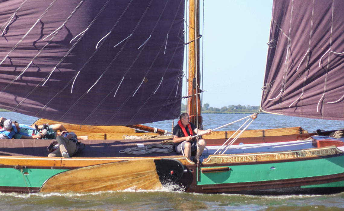 Skipper Detlef Bothe beim richten des Segels