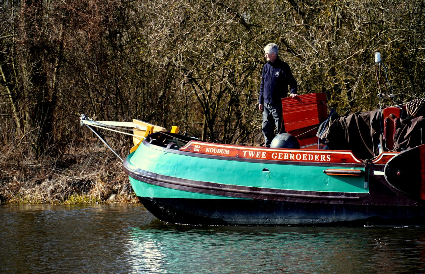 Der Bug der Twee Gebroeders, seitliche Ansicht auf dem Wasser
