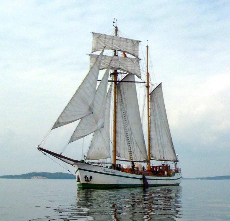 Die Weisse Düne unter Vollen Segeln auf dem Wasser