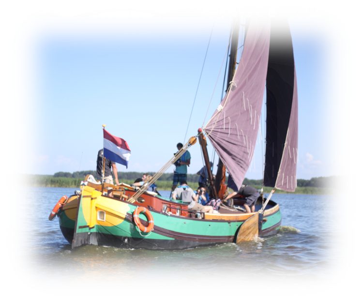 Blick auf die Twee Gebroeders unter Segeln auf dem Wasser